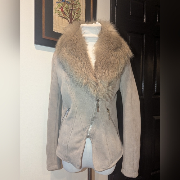 Beige Teddy Jacket with Plush Fur Collar and Fitted Design - Picture 3 of 10